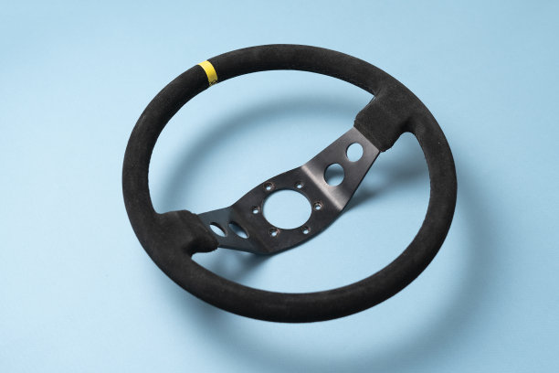 孤立的汽车方向盘在平坦的表面，简单的运输概念图片下载