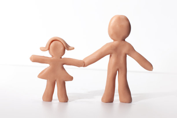 父女牵手泥塑图片下载