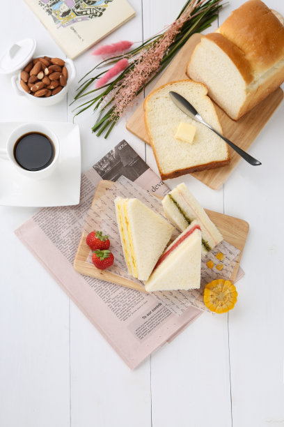 忙碌的早晨和早午餐的三明治图片下载