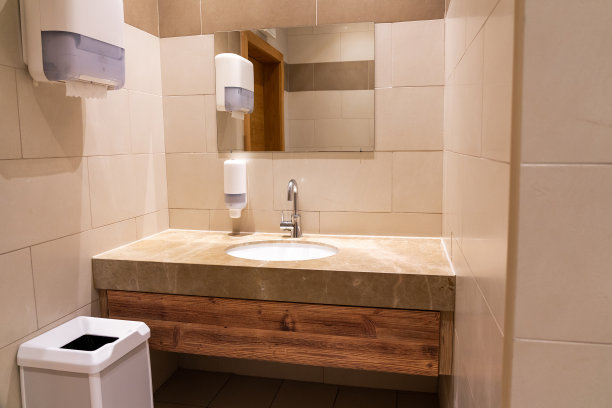 豪华酒店一个现代公共厕所水池的内部图片下载