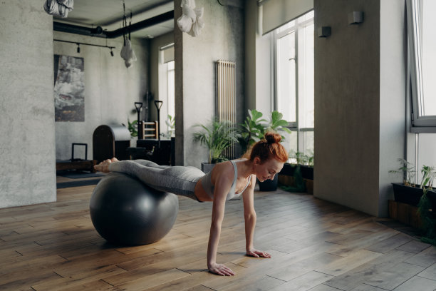 快乐健康的女人在健身锻炼中平衡健身球图片下载