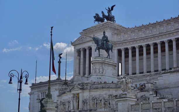 威尼斯广场是意大利罗马的中心枢纽，这里有多条大道相交，包括帝国大道(Via dei Fori Imperiali)和高索大道(Via del Corso)图片下载