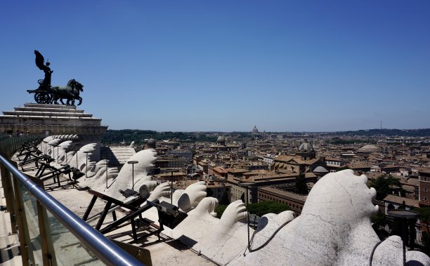 威尼斯广场是意大利罗马的中心枢纽，这里有多条大道相交，包括帝国大道(Via dei Fori Imperiali)和高索大道(Via del Corso)图片下载