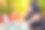休息时间的想法。年轻的印度女商人使用平板电脑在夏季花园咖啡馆图片下载