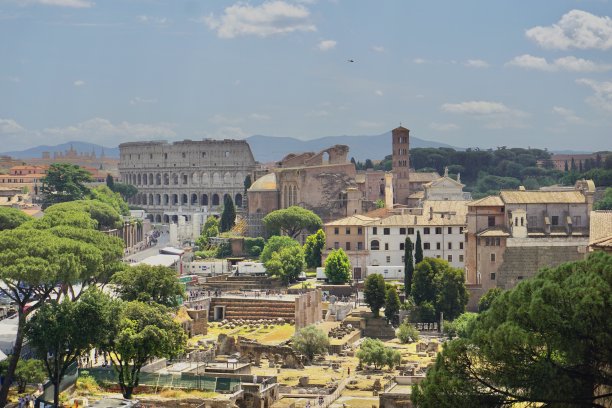 罗马斗兽场是一个椭圆形的圆形剧场，位于意大利罗马市中心，就在罗马广场的东面。图片下载