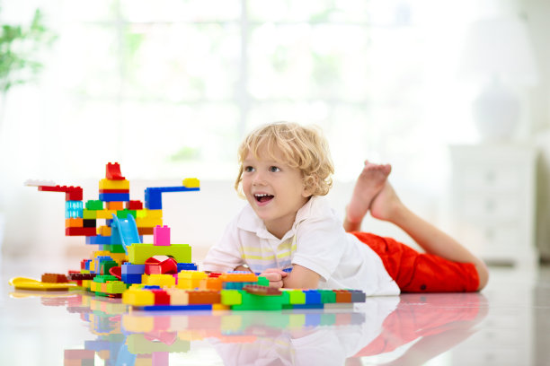 玩积木的孩子。孩子们玩。图片下载