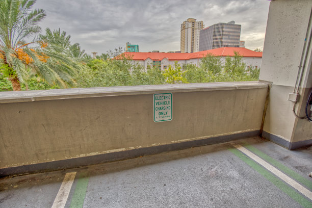 停车场电动汽车充电空间图片下载