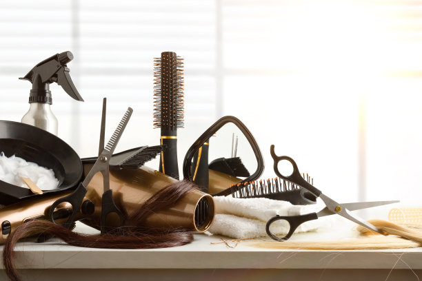 美容院工作台上的美发用品图片下载