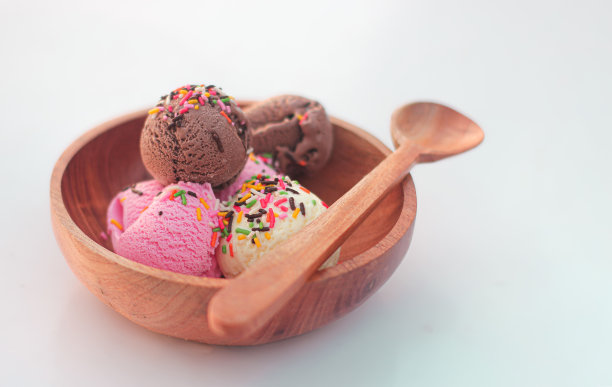 冰淇淋孤立在白色背景图片下载