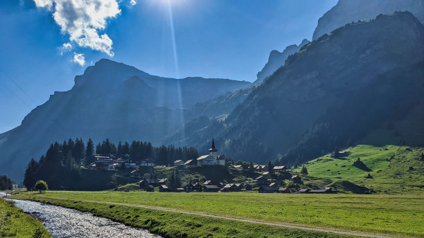 乌尔纳博登是瑞士最大的高山。高质量的照片图片下载