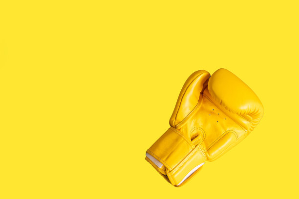 黄色拳击手套隔离背景。图片下载