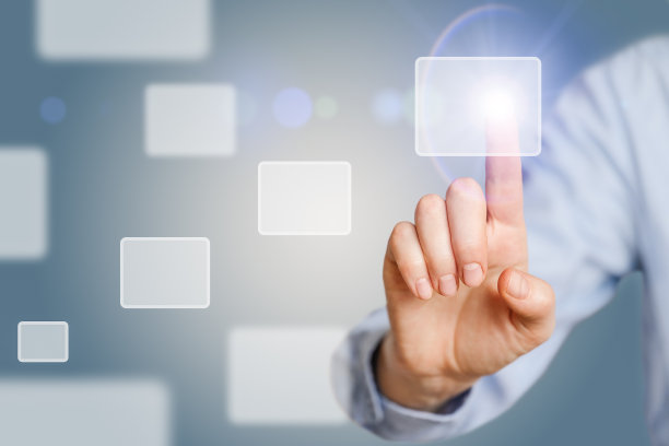 一个女人的手使用了图标全息图——最新的未来主义创新技术。未来的概念，创新，技术，全息图片下载