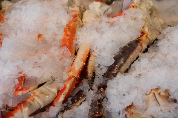 冰上的蟹腿，新鲜的海鲜。图片下载