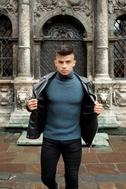 11月2日，乌克兰利沃夫，一名小男孩在一扇黑门前摆姿势拍照。图片下载