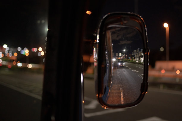 一辆卡车的侧镜映出的夜路图片下载
