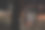 一辆卡车的侧镜映出的夜路图片下载