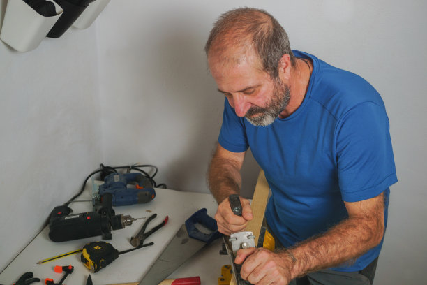 木匠工匠用刨床在木头上工作图片下载