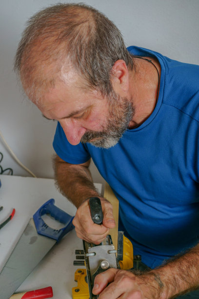 木匠工匠用刨床在木头上工作图片下载