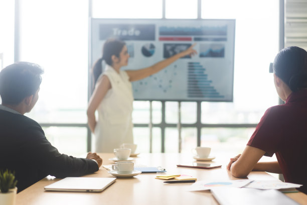 商务人士的后方视图，忙碌的会议在演示工作场所，重点放在前景图片下载