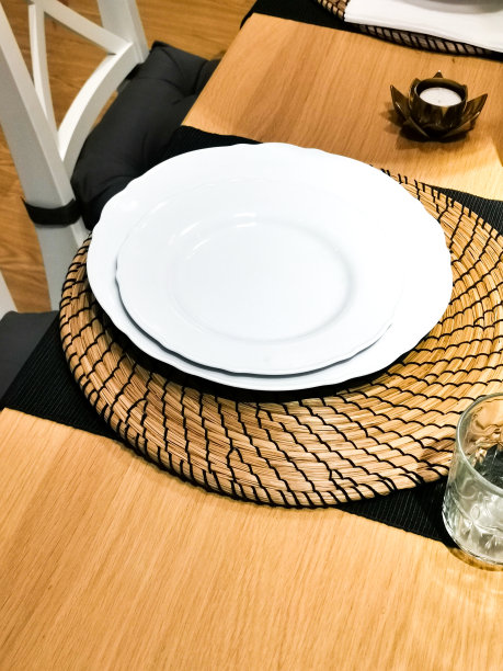 现代盘子和餐桌装饰库存照片图片下载