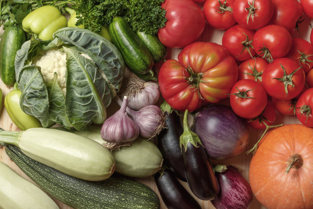 桌子上有许多不同的水果、蔬菜和青菜图片下载