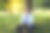 成功的年轻商人在公园里使用电脑。图片下载