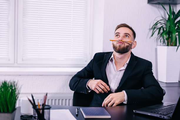 有创意的家伙把铅笔夹在鼻子底下，而不是必须的图片下载