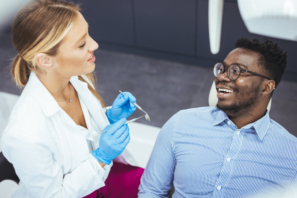 男医生和女医生同时检查牙齿图片下载