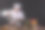 男厨师身穿白色制服，戴着帽子，将橄榄油倒入盛有蔬菜的锅中图片下载
