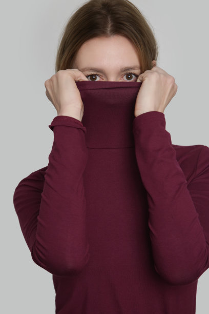 一系列工作室照片的年轻女性模特穿着米色高领衫由有机棉制成。舒适的可持续时尚图片下载