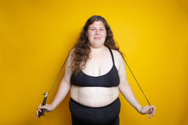 穿着运动服的胖女人抱着跳绳图片下载