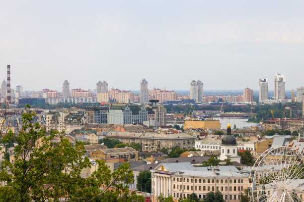 夏天基辅的美丽景色。坡多尔的屋顶和左岸的景色图片下载