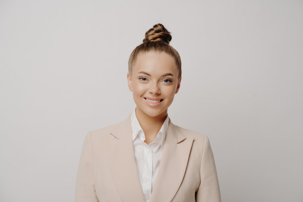 快乐迷人的商业女性在米色西装图片下载