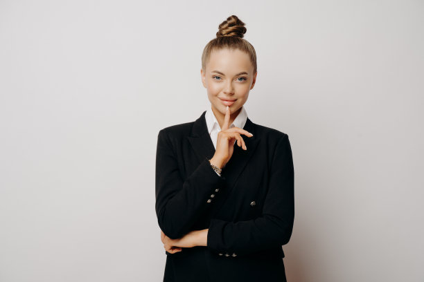 穿着深色西装的女性企业主，姿态自信图片下载