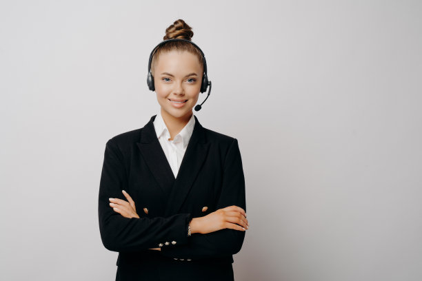 女呼叫中心经理，深色西装，双臂交叉图片下载