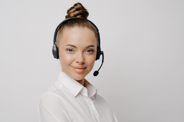 漂亮的呼叫中心顾问，白衬衫，黑耳机图片下载