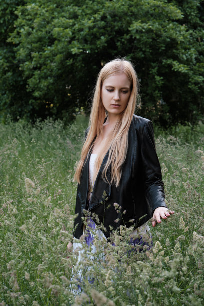 干草中的女人图片下载