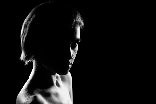 女人在黑暗图片下载