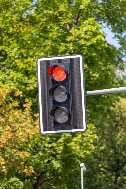 交通灯，十字路口的红灯图片下载