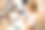 年轻女子在美甲沙龙由美甲师做指甲图片下载