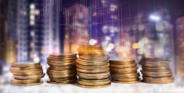 硬币、图表与城市夜景的多重曝光banner设计图片下载