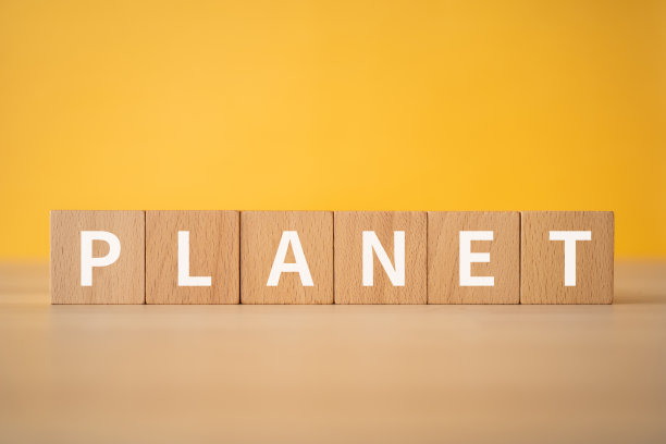 木块带有“行星”的文本概念。图片下载