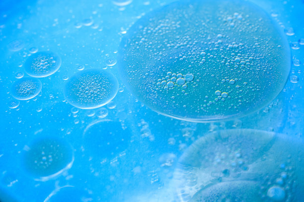 抽象蓝色背景形成的油滴在水图片下载