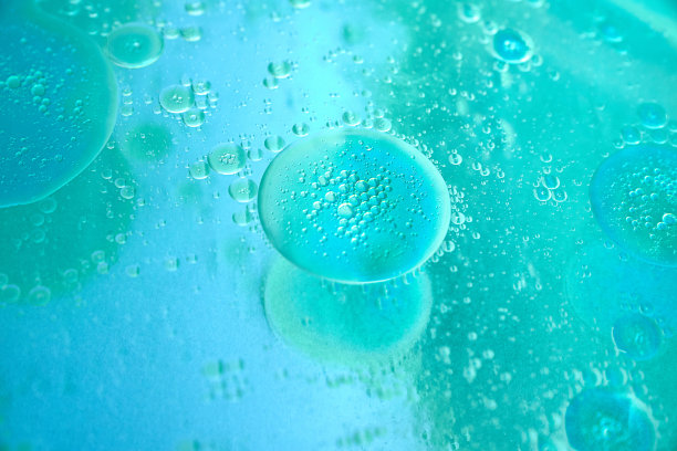 摘要蓝绿色底色由油滴在水中形成图片下载