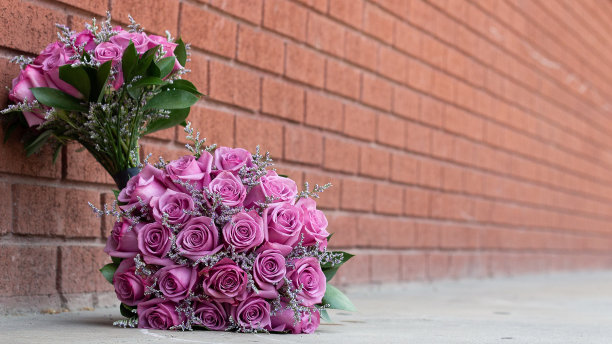 她和她的粉色婚礼花束图片下载