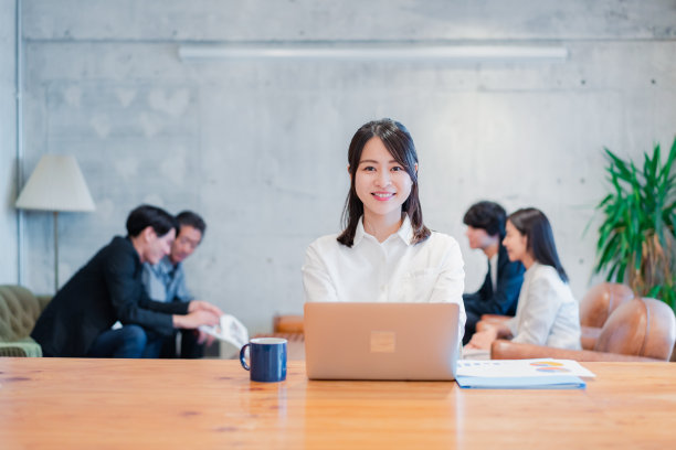 在办公室里做文书工作的女商人图片下载