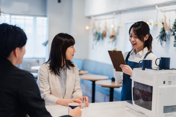 年轻的工作人员在咖啡馆点菜图片下载
