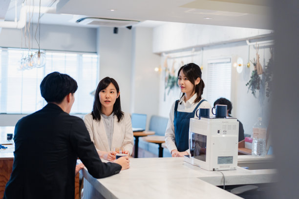 年轻的工作人员在咖啡馆点菜图片下载