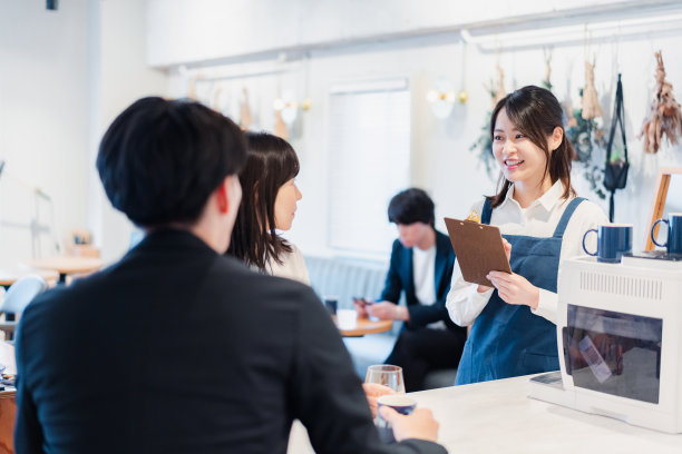 年轻的工作人员在咖啡馆点菜图片下载