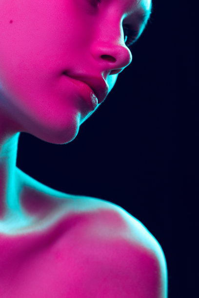 特写女性的嘴唇，脸颊和鼻子孤立在黑暗的背景霓虹灯。美容概念、护肤、化妆品、整形、广告图片下载